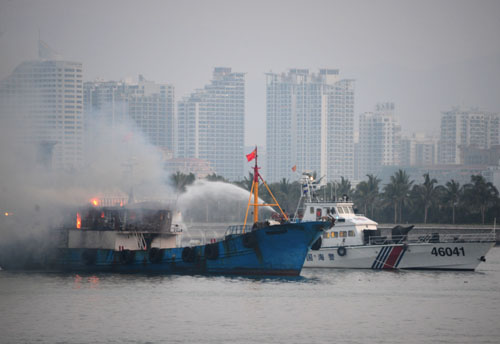 三亚渔船海上清晨突发火灾 海警海事消防联合救援