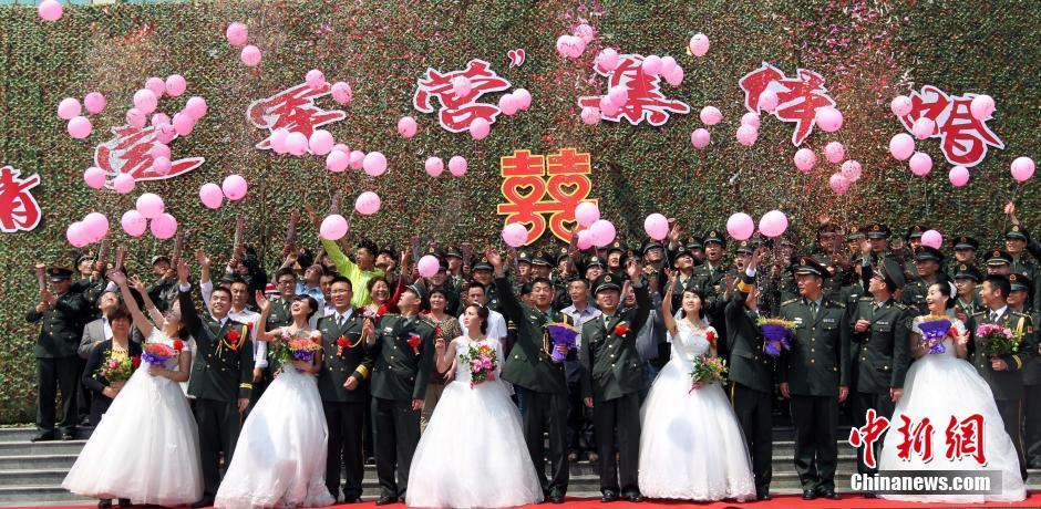 中国军人开解放军版“悍马”迎娶新娘