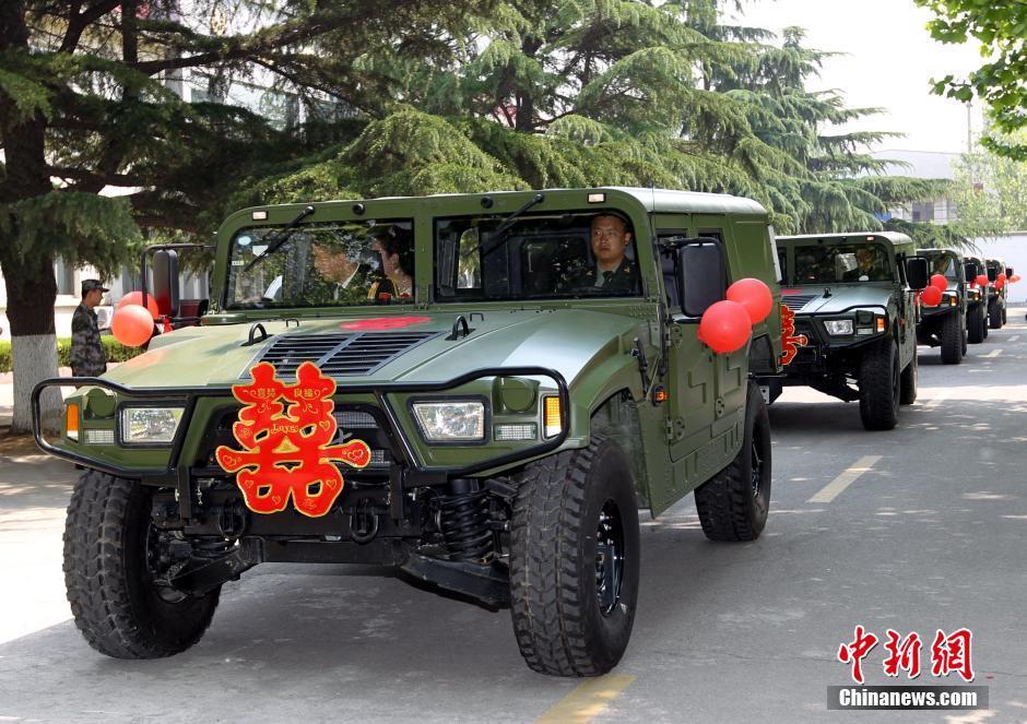 中国军人开解放军版“悍马”迎娶新娘