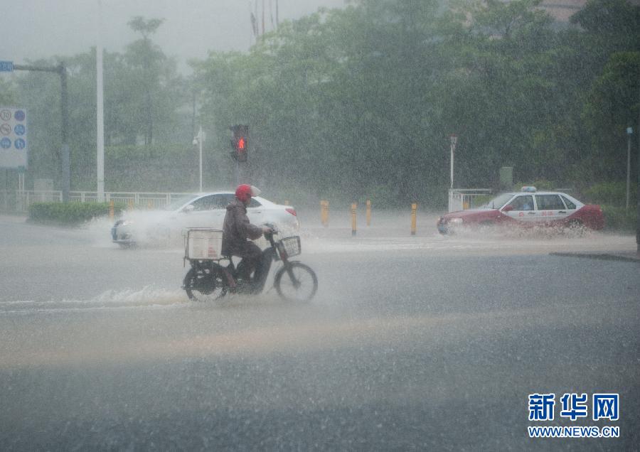 深圳遭遇2008年以来最大暴雨 2000辆汽车被淹