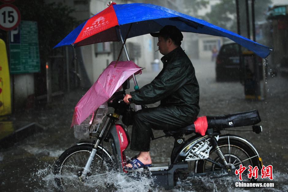 深圳遭遇2008年以来最大暴雨 2000辆汽车被淹