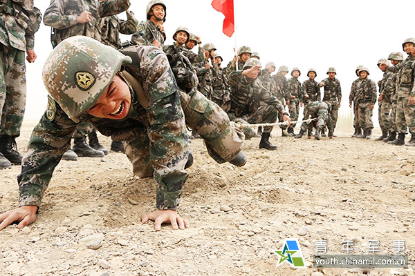 直击新疆军区某团趣味比赛中的“趣镜头”[组图]