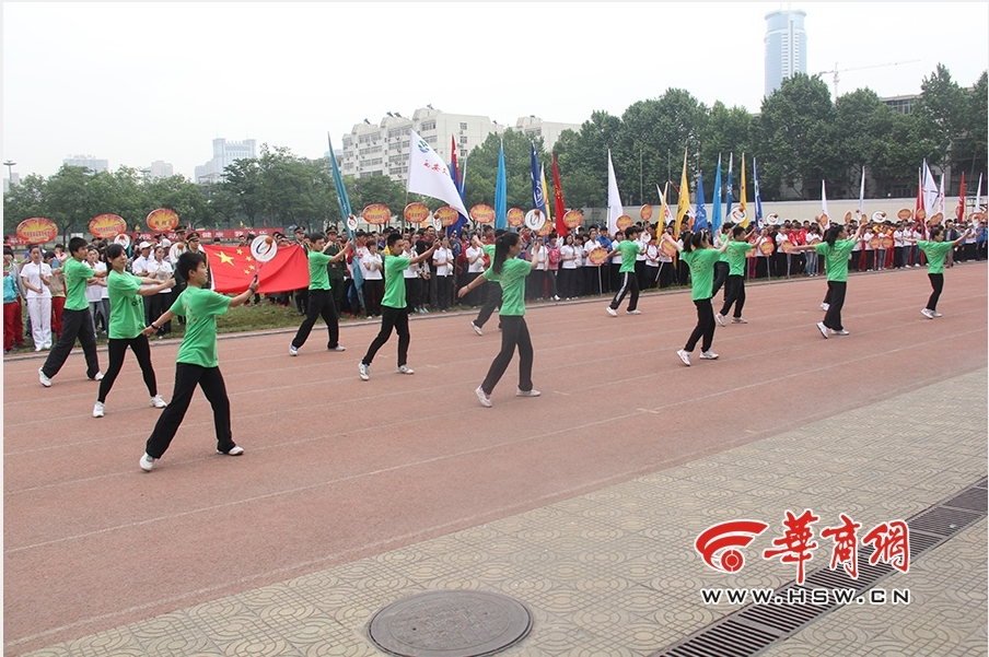 陕西大学生运动会开幕式 女生穿比基尼表演