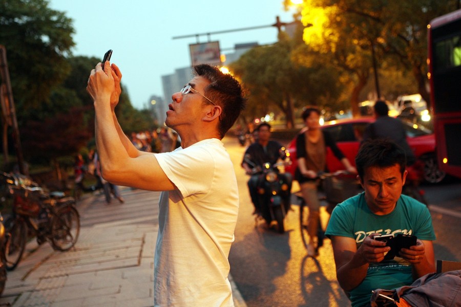 杭州男子欲跳楼轻生围观路人拍照无人报警