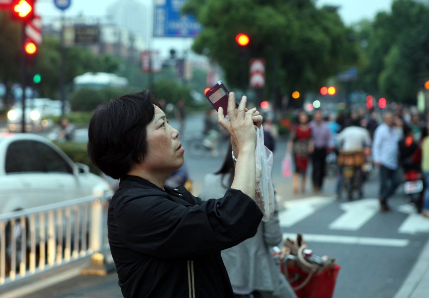 杭州男子欲跳楼轻生围观路人拍照无人报警