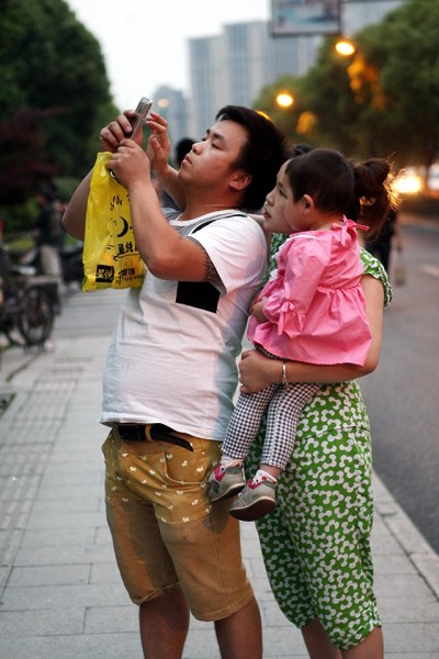 杭州男子欲跳楼轻生围观路人拍照无人报警