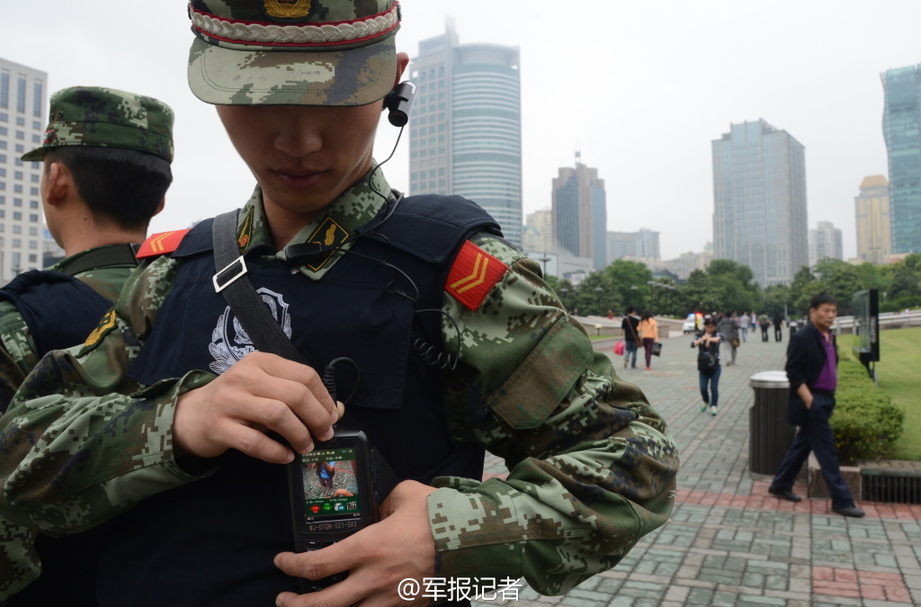 上海武警配转轮手枪摄像装备巡逻[组图]