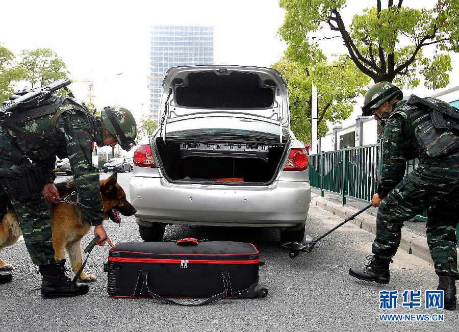 上海武警配转轮手枪摄像装备巡逻[组图]