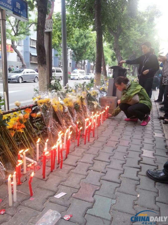 乌鲁木齐街市恢复平静 市民自发献花悼念