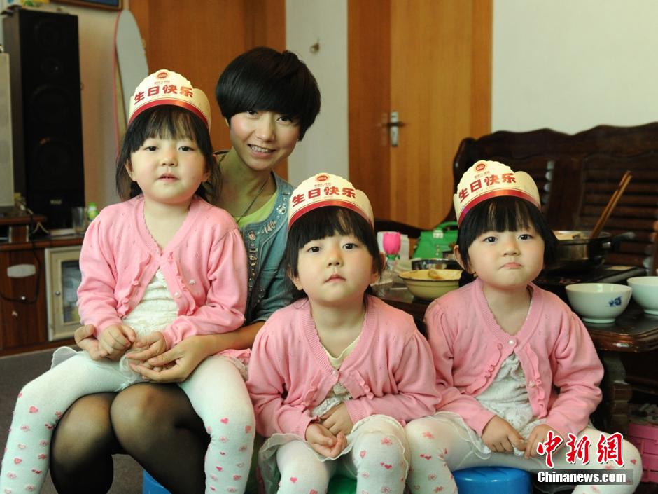 四川“抗癌母亲”给三胞胎庆四岁生日
