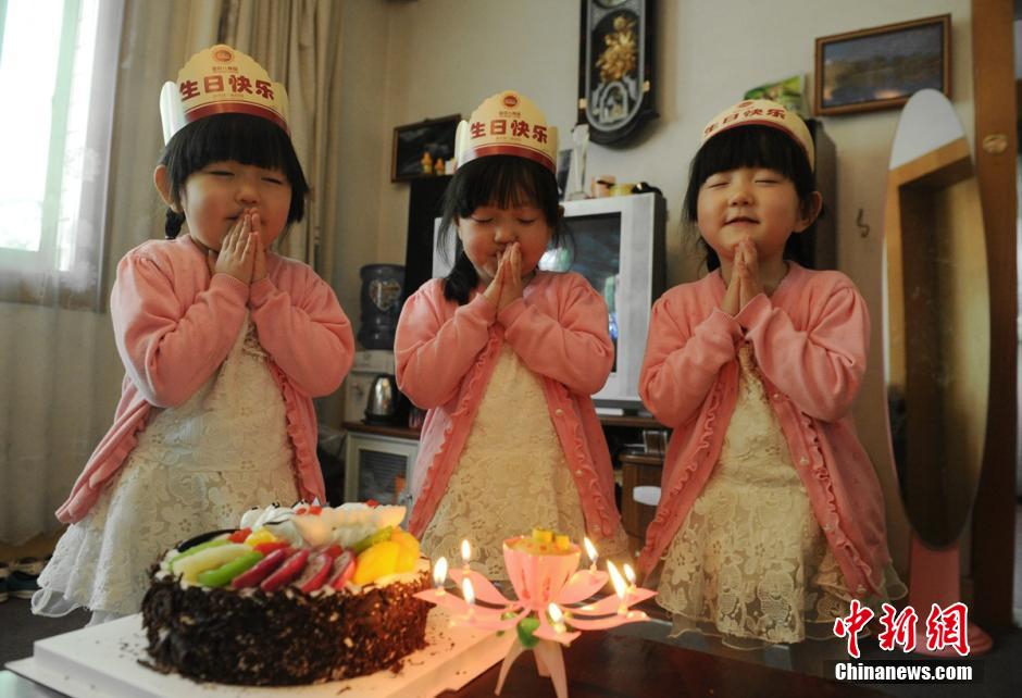 四川“抗癌母亲”给三胞胎庆四岁生日