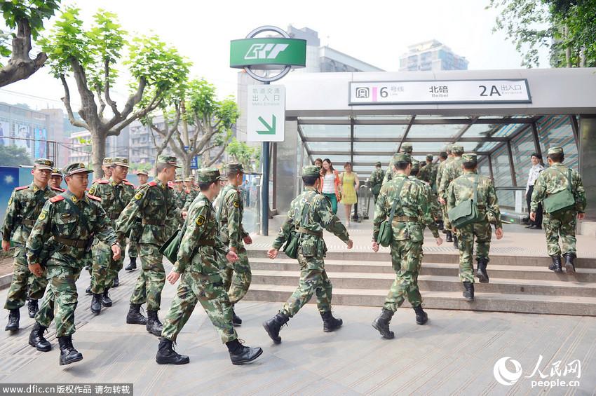 重庆武警机动演习 动用地铁线运兵