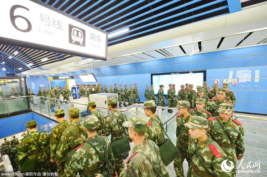 重庆武警机动演习 动用地铁线运兵