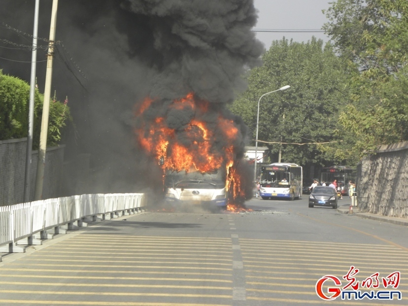 北京香山一辆公交车起火燃烧