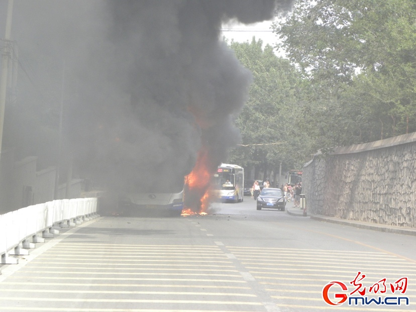 北京香山一辆公交车起火燃烧