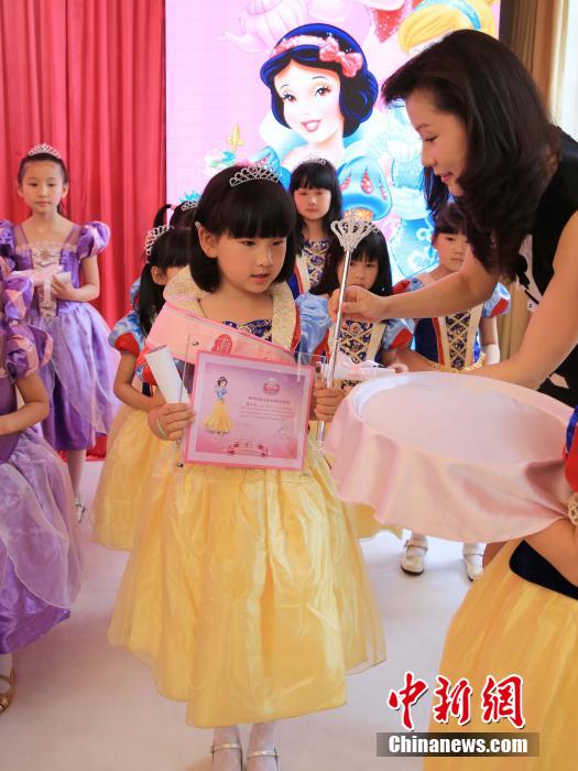 42位中国女孩获迪士尼小公主加冕