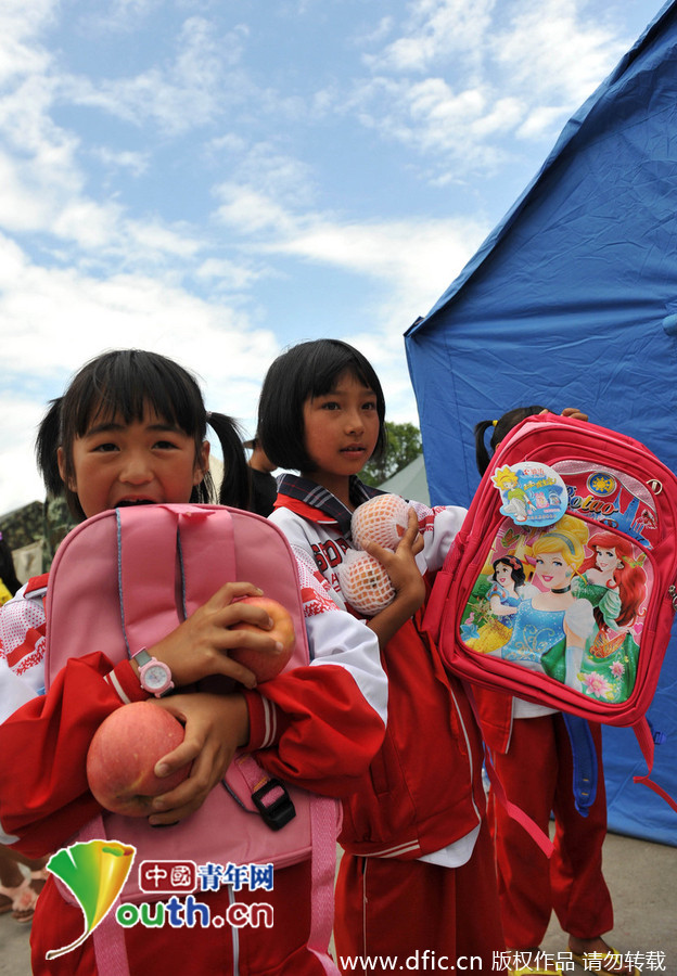 云南盈江地震灾区孩子迎来特殊儿童节礼物