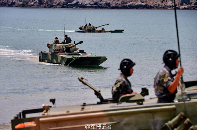 解放军两栖装甲部队密集下海训练
