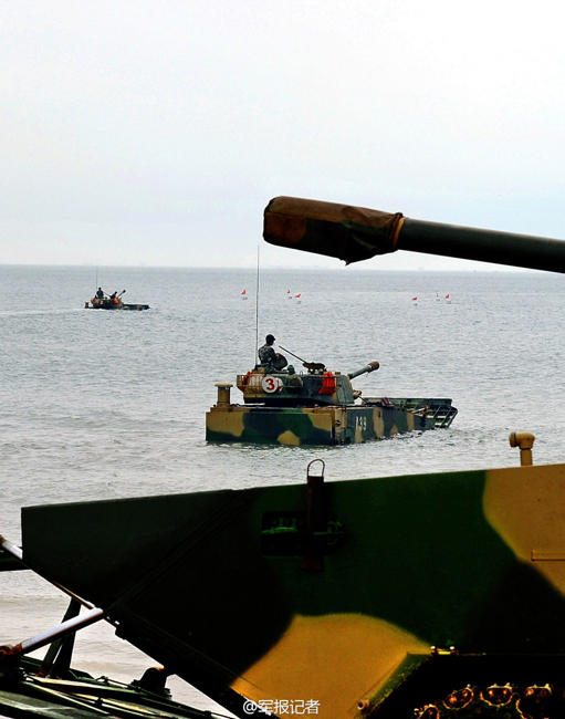 解放军两栖装甲部队密集下海训练