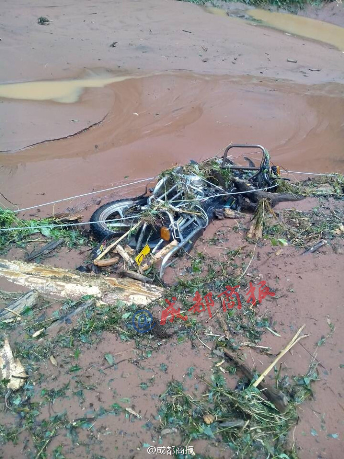四川泸州一景区爆发山洪 147人被困