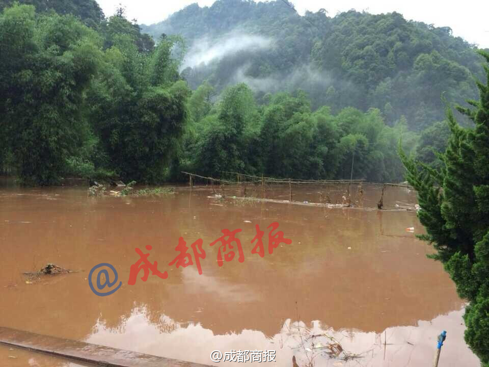 四川泸州一景区爆发山洪 147人被困