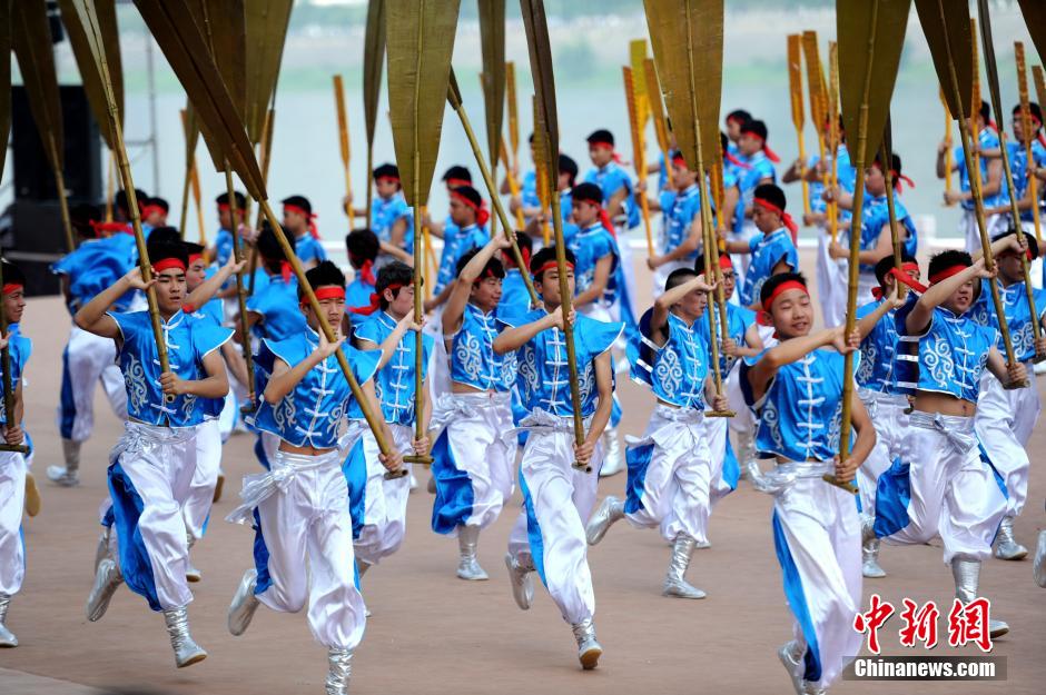 各地民众传统民俗喜迎端午节