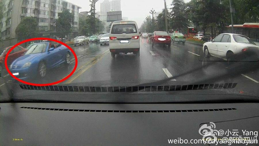 男子雨中开敞篷车 网友:土豪的世界咱不懂(组图)