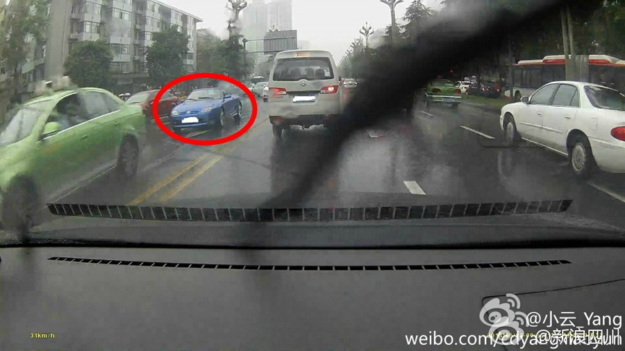 男子雨中开敞篷车 网友:土豪的世界咱不懂(组图)