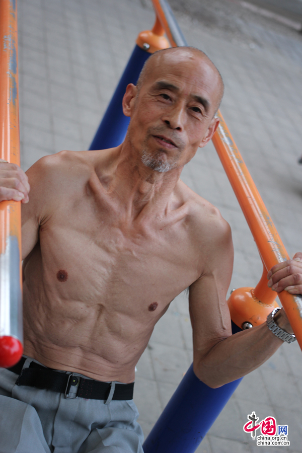 北京65岁老人坚持练15年单双杠成“肌肉男”