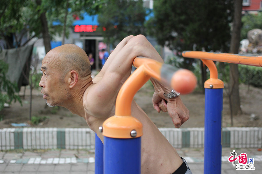 北京65岁老人坚持练15年单双杠成“肌肉男”
