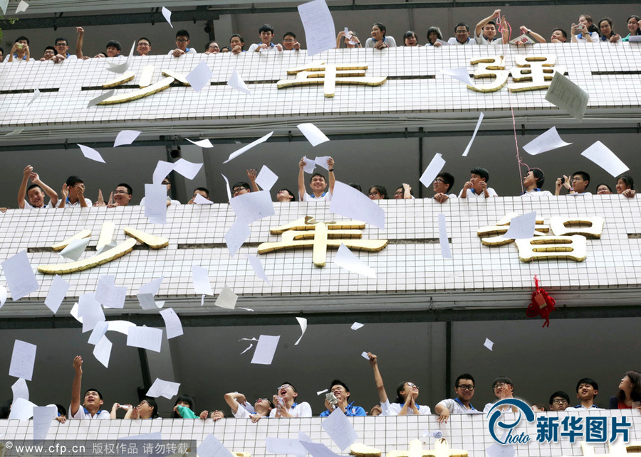 广州：学生将废弃试卷扔出教室 迎接考试