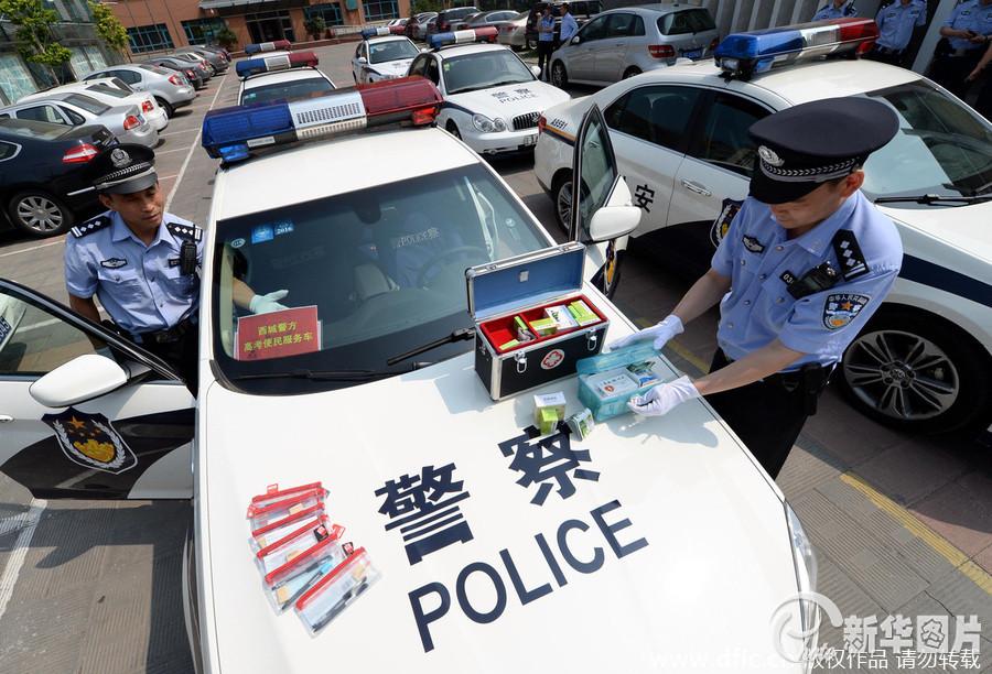 北京警方高考服务车 考生可随时招停