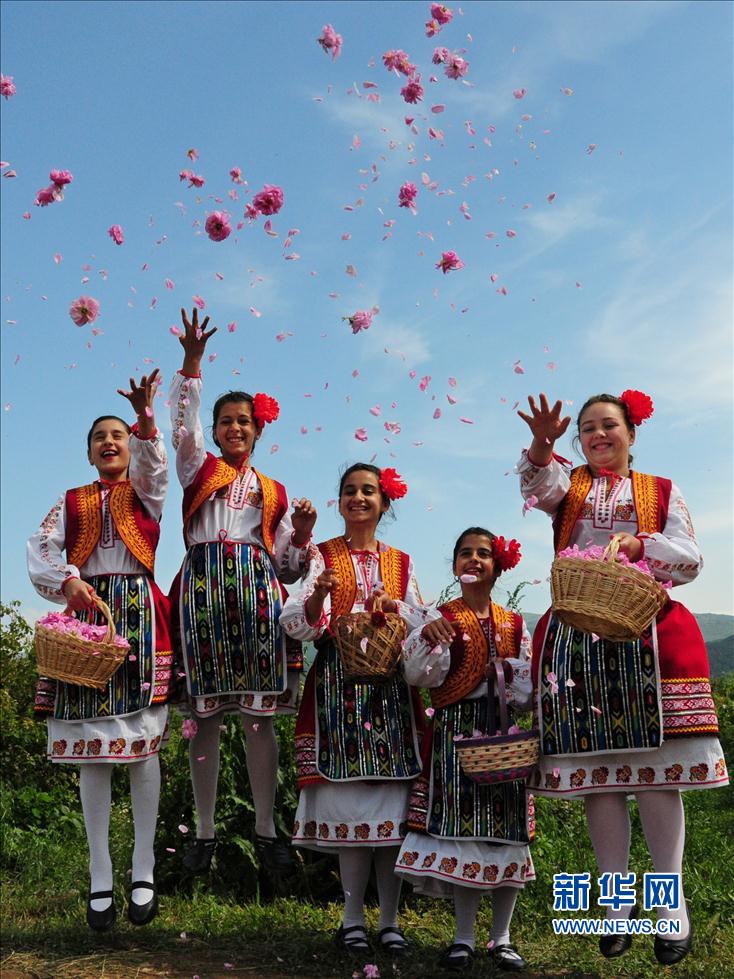保加利亚庆祝玫瑰节 举行盛大游行[组图]