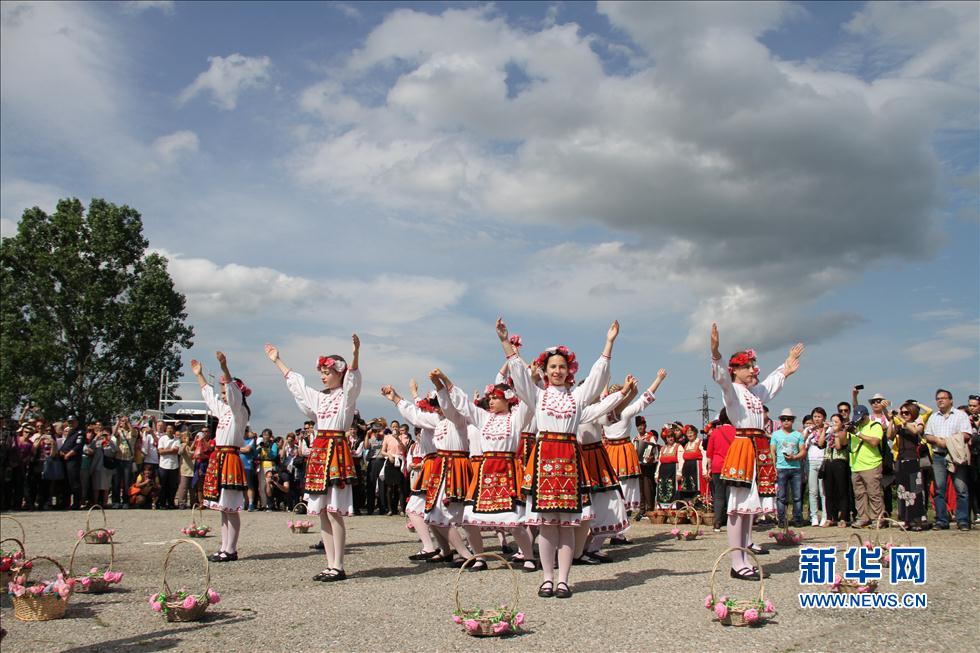 保加利亚庆祝玫瑰节 举行盛大游行[组图]