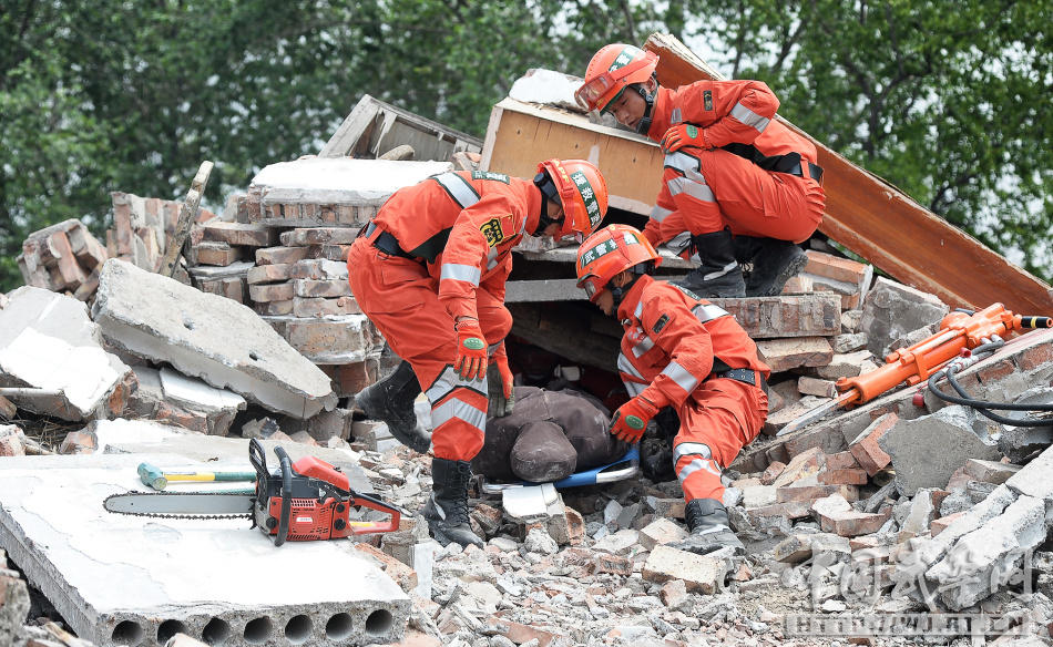 组图：武警救援队展示极限环境中专业救人技术