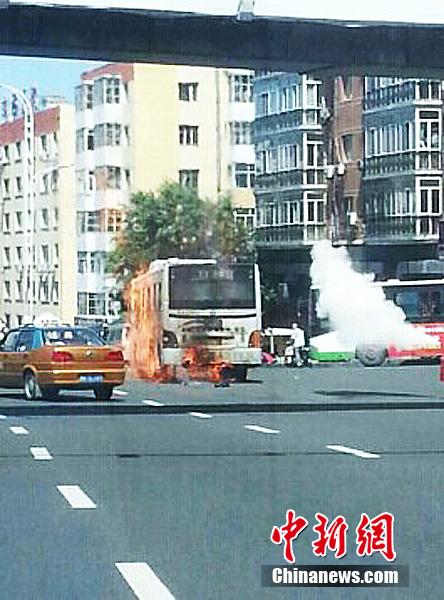哈尔滨一公交车街头自燃 浓烟滚滚