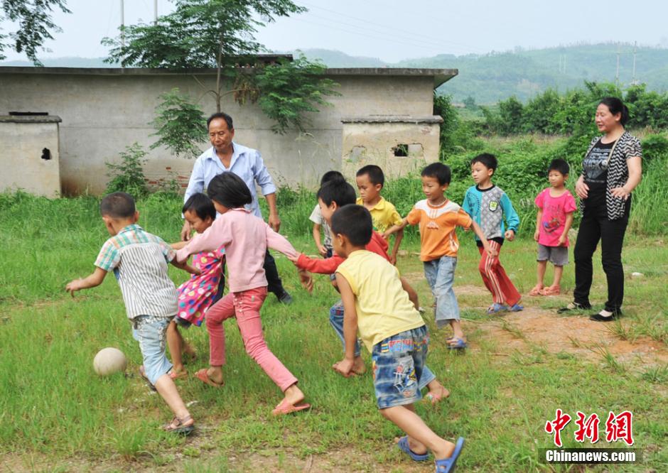 湖南嘉禾村小夫妻教师与30名学生的体育乐