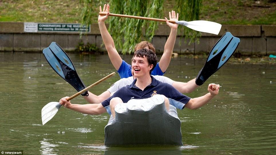 剑桥学生康河上演划“纸船”赛 庆祝考试结束