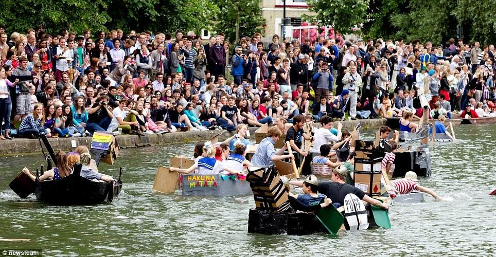 剑桥学生康河上演划“纸船”赛 庆祝考试结束