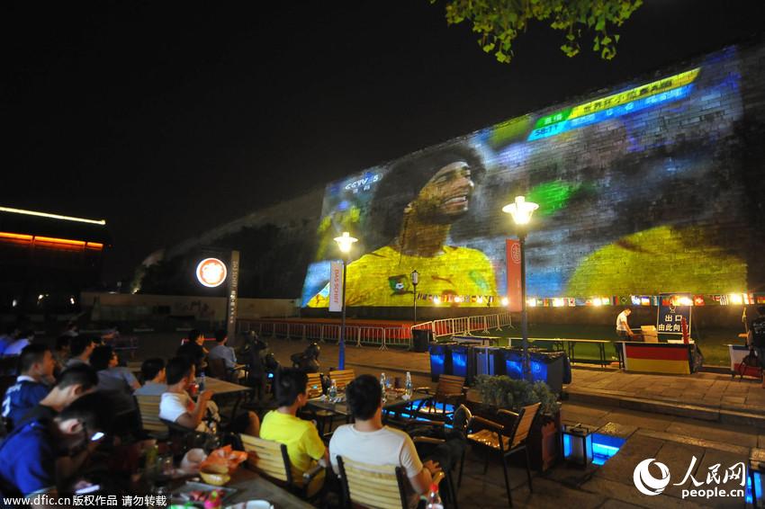 南京600年明城墙上演世界杯足球赛