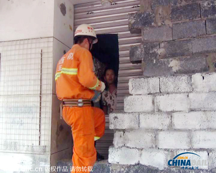 广西玉林：醉酒球迷回危房仓库后被封 消防破墙营救