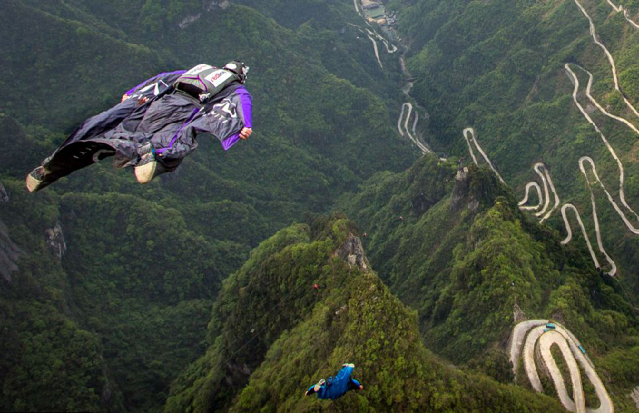 俄2男子身穿翼装从中国天门山1400米高处跳下