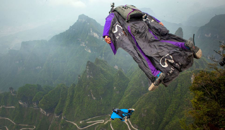 俄2男子身穿翼装从中国天门山1400米高处跳下