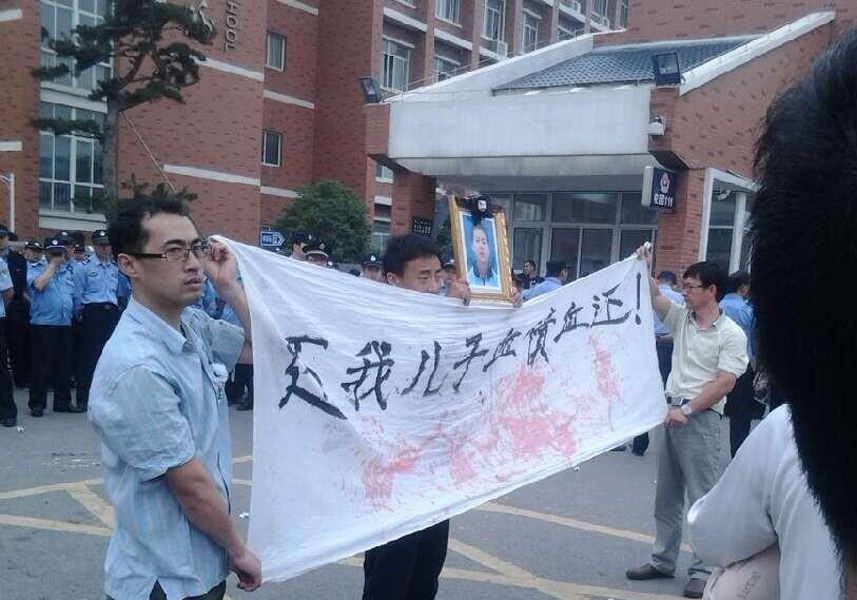 南京一外国语学校男生与同学争执突然死亡