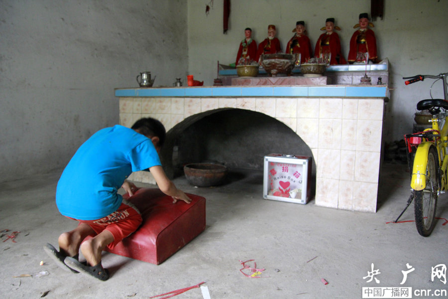 图片故事：广东孤儿独自在庙里生活