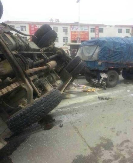 鄂籍货车被曝酿惨烈车祸 2死2伤司机当场自杀