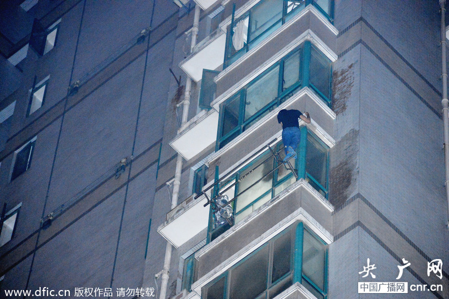 江苏常州一男子徒手爬到27楼 僵持12小时