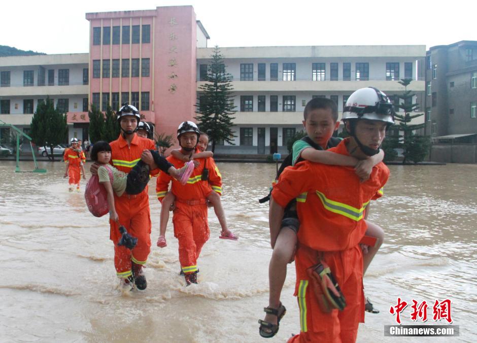 强降雨致福州玉田镇700多人被洪水围困