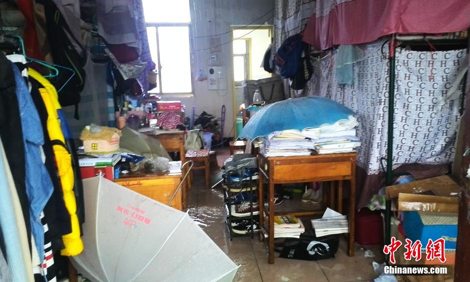 暴雨致湖南商学院部分学生宿舍成“水帘洞”