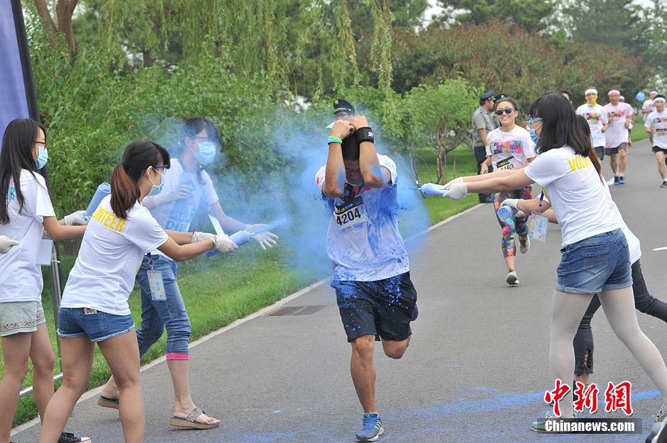 第二届“彩色跑”活动在北京园博园举行